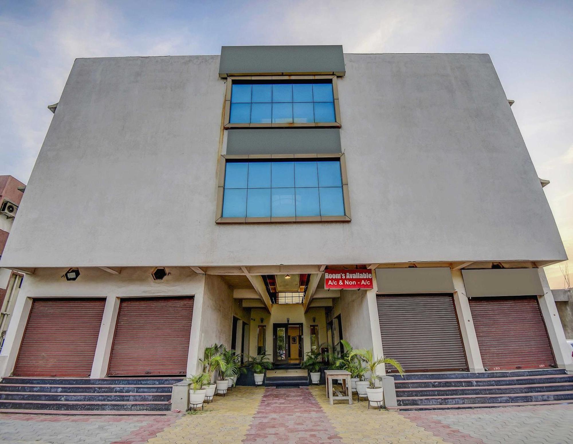 OYO 65290 Hotel Plus Corporate One Khapa  Extérieur photo
