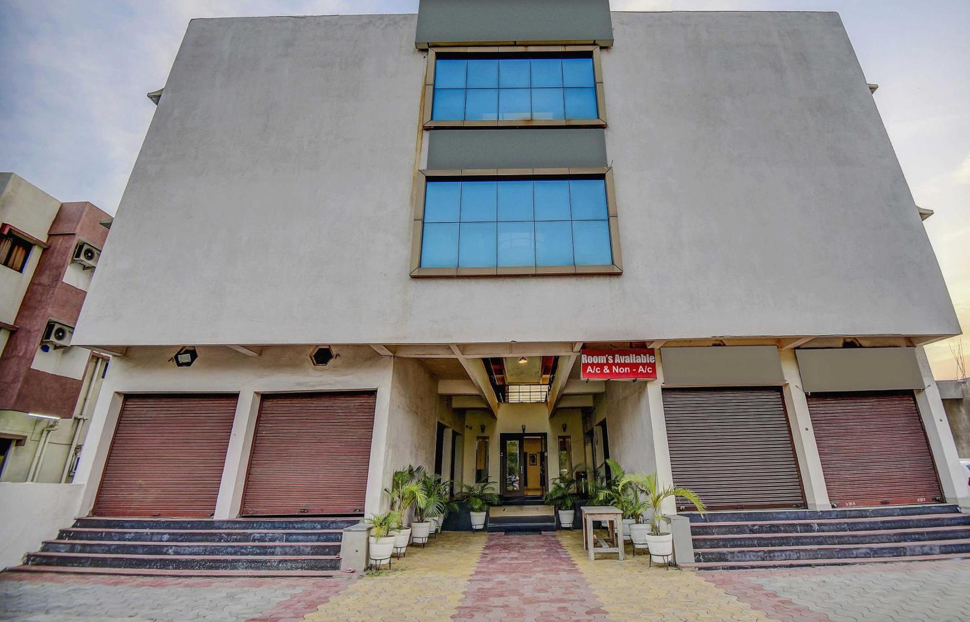 OYO 65290 Hotel Plus Corporate One Khapa  Extérieur photo